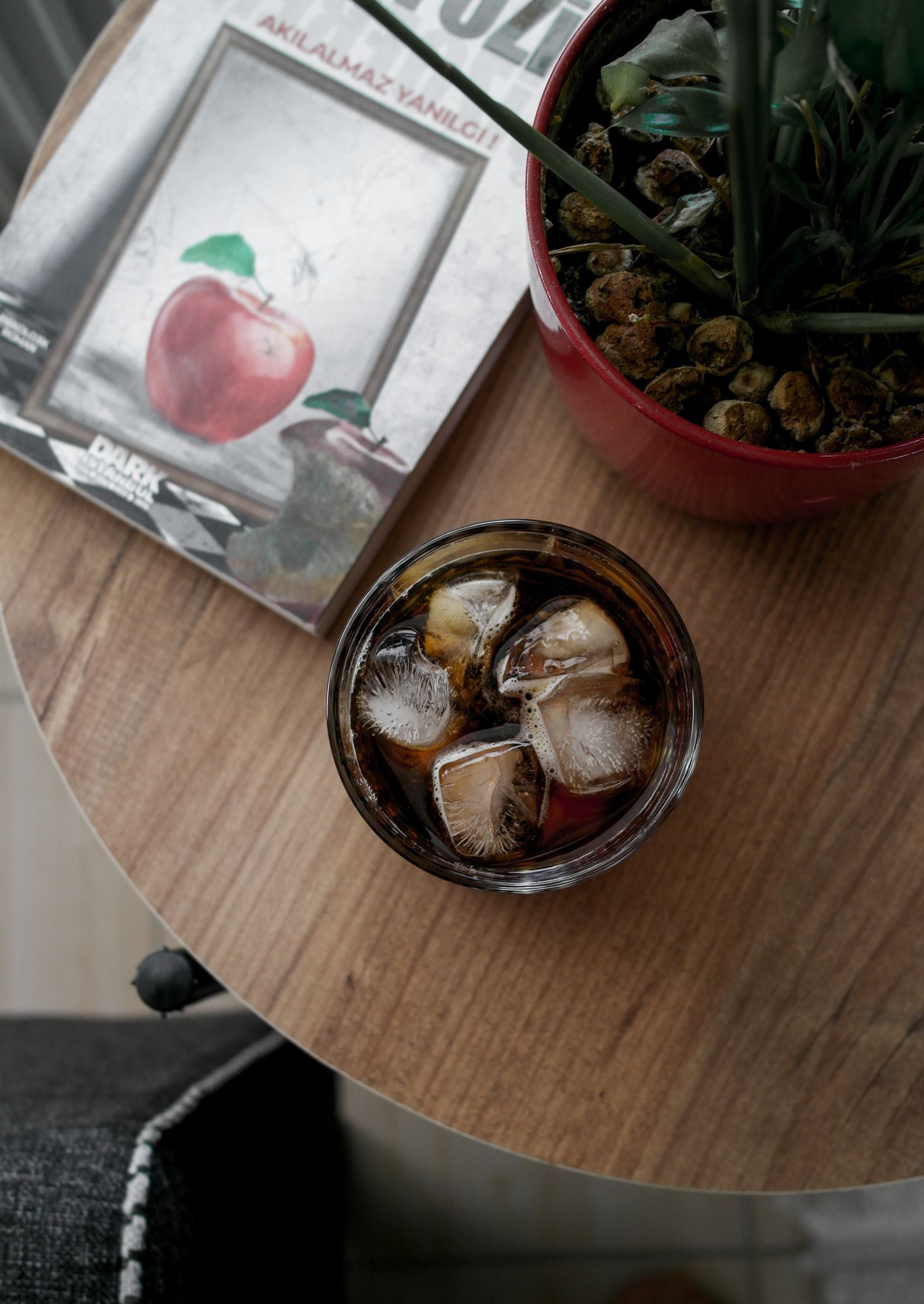 Pahar de espresso tonic cu cuburi de gheata, vazut de sus