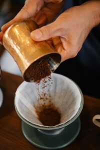 Cafea proaspat macinata turnata in filtrul unui dripper